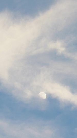 半月缓缓升起云层延时月亮延时25秒视频