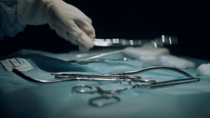 黑暗无菌手术室侧视特写中带手术器械的桌子8秒视频