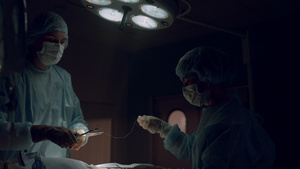 专业医务人员在黑暗的手术室进行手术9秒视频