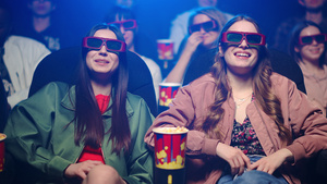 年轻女孩们在电影院带着3d眼镜观看震撼特效25秒视频