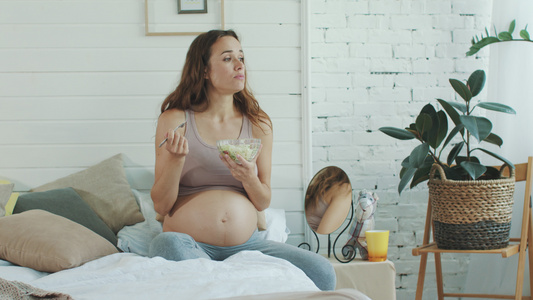 怀孕孕妈在家休息吃早餐视频