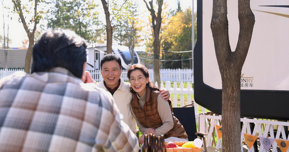 中老年人在房车露营院子里聚会拍照视频