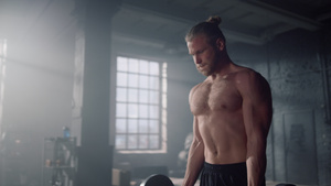 男人在健身房锻炼二头肌20秒视频