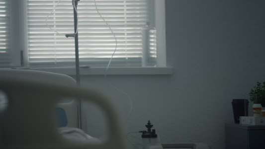 重症监护室空荡荡的医疗室急诊病房的现代设备。视频