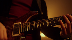吉他手在舞台俱乐部弹吉他6秒视频