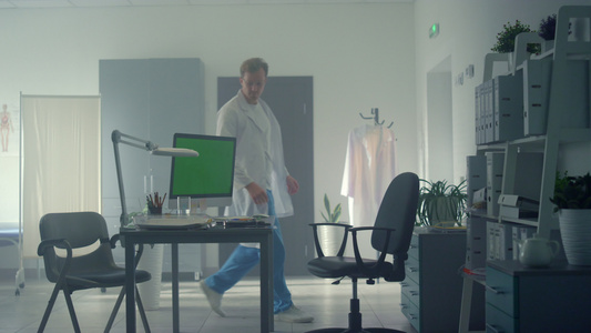 医生使用绿屏计算机检查X射线患者视频