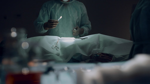 专业外科医生在黑暗的手术室手术前做切口17秒视频