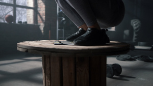 肌肉发达的女性运动员在木箱上跳跃锻炼10秒视频