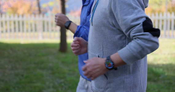 两个戴运动手表的中老年男人跑步健身视频