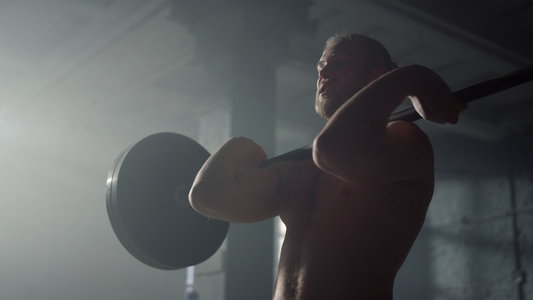 肌肉男性举重运动员在健身房举重视频