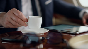 在商务旅行中享受咖啡饮料特写手拿茶杯19秒视频