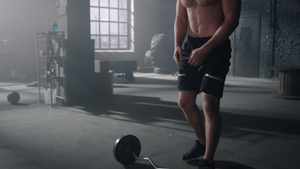 用杠铃完成训练的肌肉男性17秒视频