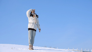 4K雪山顶峰美女远眺观望风景10秒视频