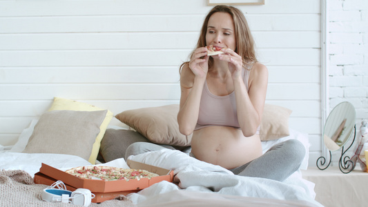 孕妇在床上吃早餐视频