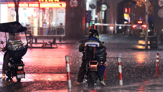 特写暴雨中闪送人员视频