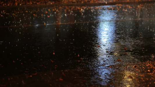 升格大特写暴雨的路面视频