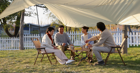 一群中老年人露营地天幕下喝咖啡聊天视频