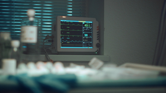 医院心跳监测屏幕显示急诊室的脉搏视频