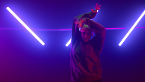 专业舞者女孩在紫外线灯舞台上跳舞7秒视频