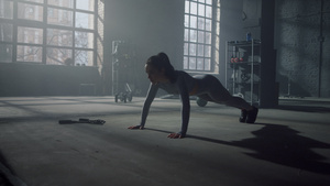 女性运动员在健身房做俯卧撑25秒视频