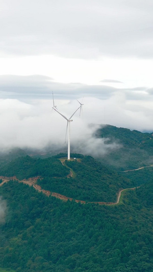 实拍山顶上的风力发电设备延时摄影实拍素材7秒视频