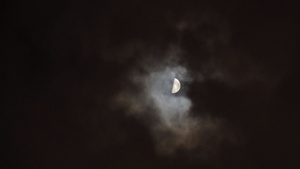 4K乌云与月亮空镜27秒视频