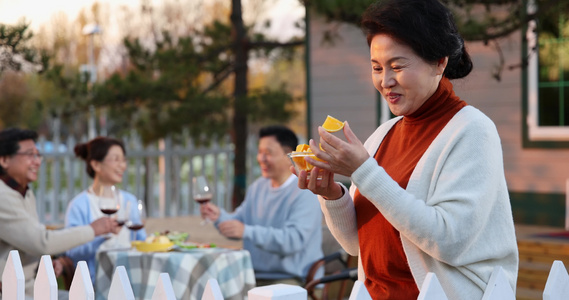 夕阳下中老年朋友在庭院里聚会喝酒聊天视频