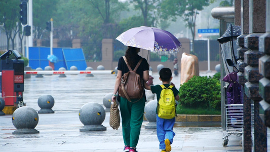 升格雨中撑伞的妈妈母子母爱家庭陪伴温馨背影亲子时光视频