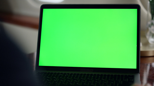 飞机上的笔记本电脑绿色屏幕视频
