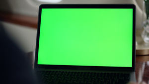 飞机上的笔记本电脑绿色屏幕28秒视频