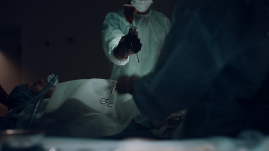 专业外科医生在手术室开始外科手术视频