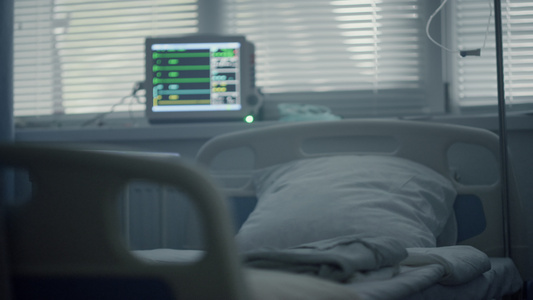 空荡荡的病房内部配有医疗滴水现代心跳电脑屏幕视频