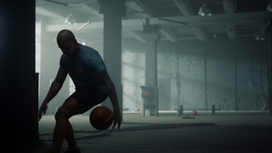 篮球运动员在体育俱乐部弹跳球运球训练13秒视频