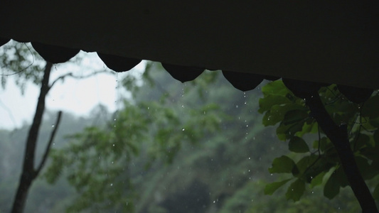 雨滴从屋檐落下视频
