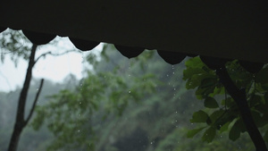 雨滴从屋檐落下18秒视频