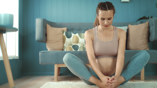 怀孕孕妈在家做瑜伽视频