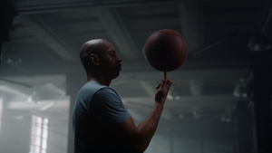 严肃的篮球运动员在健身房用手指旋转篮球的肖像15秒视频