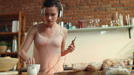 居家生活女性边听音乐边做早餐视频