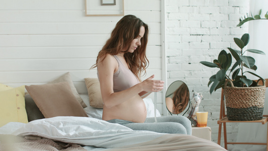 孕妇起床量肚子大小视频