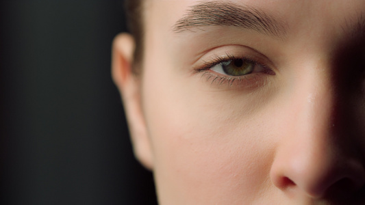 检查女性眼睛识别的特写生物识别视觉扫描系统视频