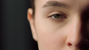 检查女性眼睛识别的特写生物识别视觉扫描系统13秒视频