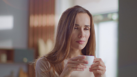 居家生活女性早起喝一杯热咖啡视频