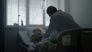 医生在医院病房用听诊器检查儿童身体8秒视频