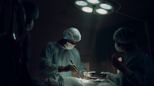 医务人员手术室进行外科手术视频