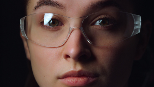带着vr透明智能眼镜移动眼睛的女性面部特写视频