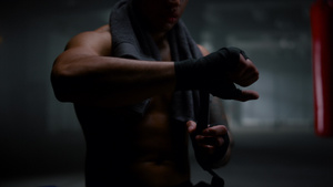 男子为拳击运动做准备用布包好手15秒视频
