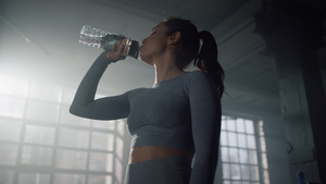 女运动员在健身房喝水锻炼后休息24秒视频
