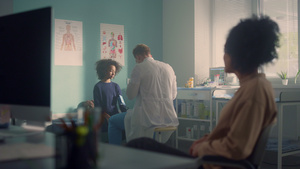 医生在母亲面前用听诊器为小女孩体检测量血压11秒视频