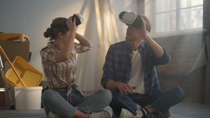 戴 vr 眼镜的年轻夫妇在新房子里讨论房屋装修项目29秒视频