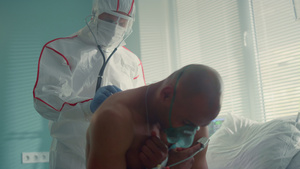 在医院病房接受医生检查的病人氧气面罩9秒视频